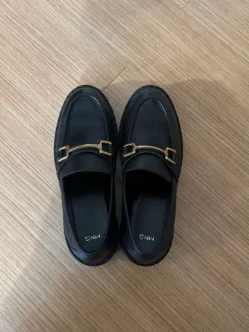 MANGO 블랙 로퍼 골드 장식