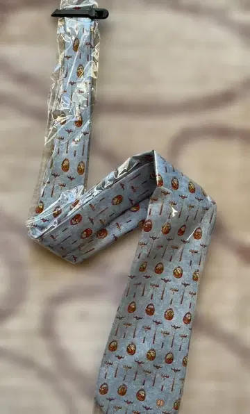 던힐 넥타이: 착용 횟수 적음, 클리닝 완료