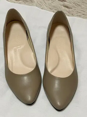 SUaSHI 베이지 낮은 힐 인조 가죽 일본제