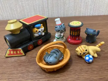 책상 위에서 고양이 모으기