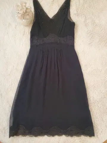 슬리브리스 무릎 기장, 실크 소재 원피스 블랙