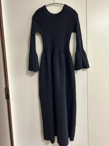 [ 새상품급 ] 고베 레터스 플레어 슬리브 롱 니트 원피스 네이비