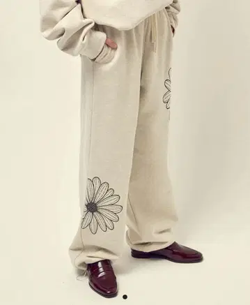 새상품 말디 맨투맨 팬츠 오트밀 블랙 플라워