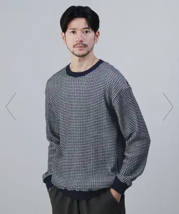 네이비와 화이트 스트라이프 맨투맨