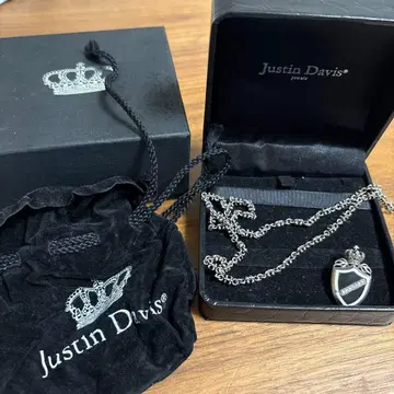 저스틴 데이비스 쉴드형 펜던트 목걸이