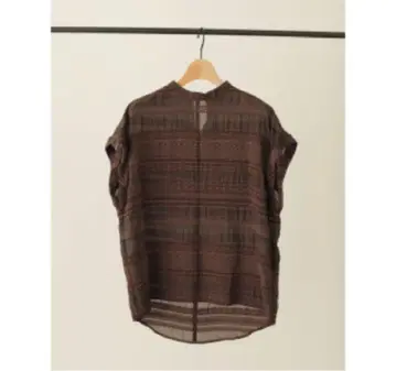 louren 스탠드넥 자수 탑스