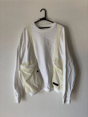 화이트 긴팔 티셔츠 포켓 부착