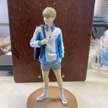 파랑과 화이트의 저지 피규어