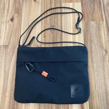 MAMMUT 블랙 사코슈 숄더백