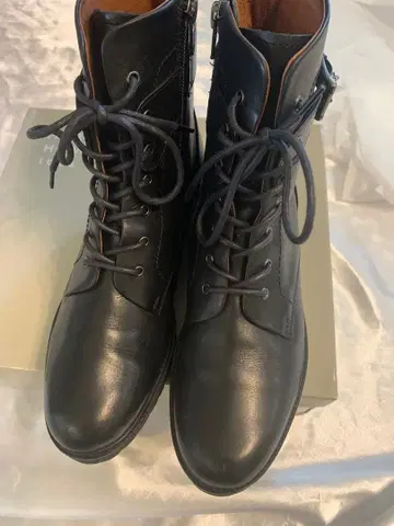 MARGARET HOWELL 블랙 레이스업 부츠