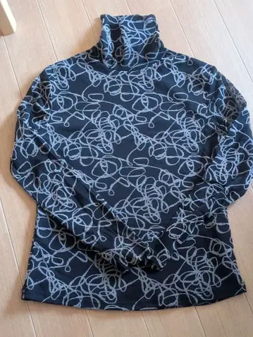 코이비토미사키 긴팔 상의 M-L 대응 추상 무늬