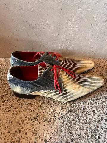 스트라이프 무늬 가죽 신발