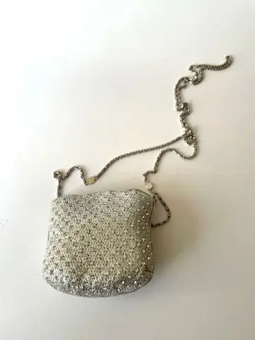 실버 비즈 장식 클러치백