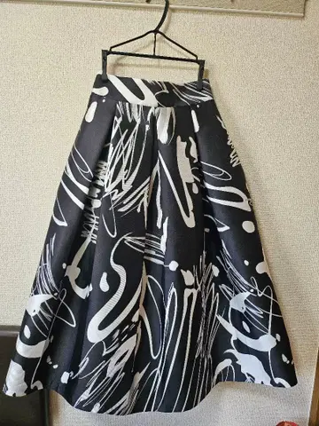 플레어 스커트 블랙과 화이트의 추상 디자인