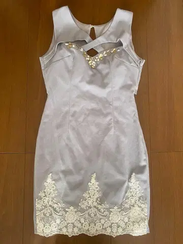 Jewels 그레이 비쥬 장식 등 트임 타이트 드레스