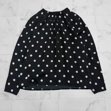 보르지 도트 블라우스 블랙 풀오버 턱 투모로우랜드