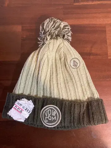 VOLCOM 폼폼 포함 와펜 니트캡