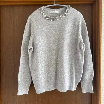 DoCLASSE 비쥬 포함 그레이 스웨터