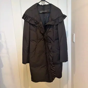 Emporio Armani 블랙 다운 자켓 프릴 포함