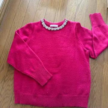 DoCLASSE 비쥬 부착 핑크 긴팔 니트