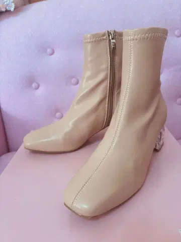 브리짓 버킨 베이지 스틸레토 부츠