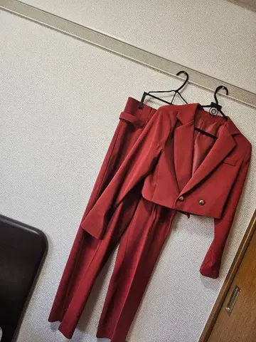 빨간색 셋업 (크롭 자켓 & 하이웨스트 팬츠)