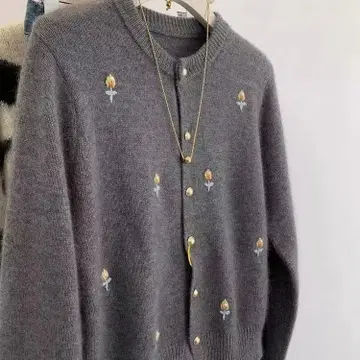 꽃무늬 자수의 그레이 가디건