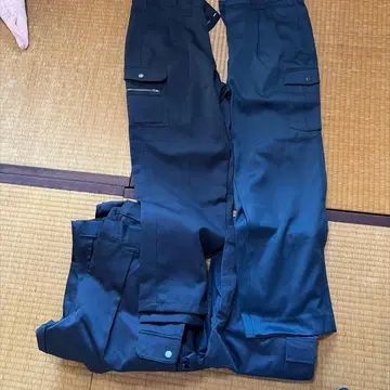 워크 네이비 카고 팬츠 복수 포켓 두꺼운 원단입니다.