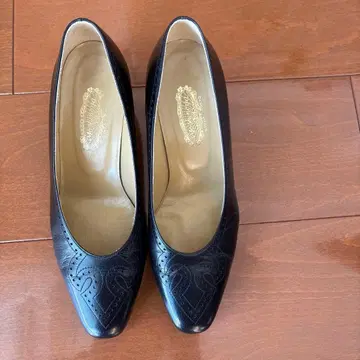 긴자 요시노야 블랙 엠보싱 가공 펌프스 중간 힐