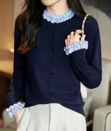 새상품급 프릴 디자인 니트탑 네이비