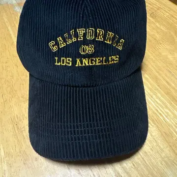 구제 의류점에서 산 모자