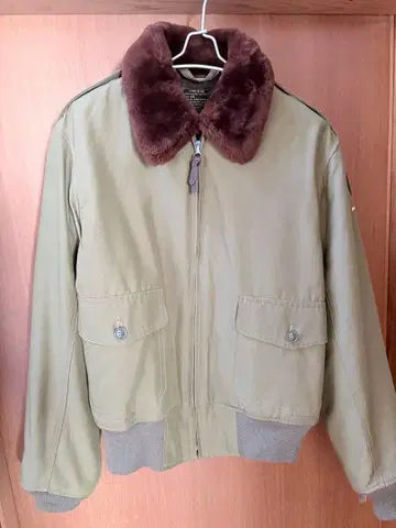 올리브 그린 퍼 옷깃 봄버 자켓