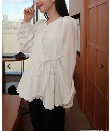 핏모어 스캘럽 아지메 블라우스