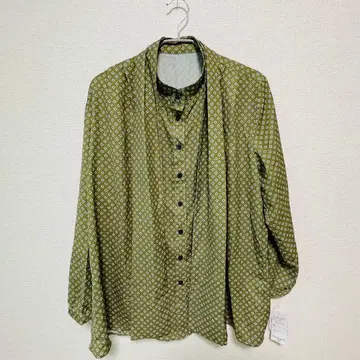 올리브 그린 기하학 패턴 리본 포함 셔츠 12/25까지 판매
