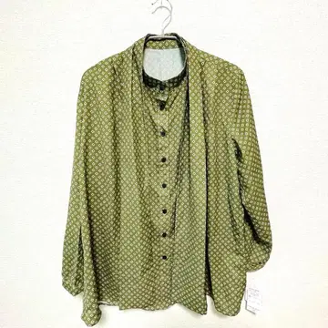 올리브 그린 기하학 패턴 리본 포함 셔츠 12/25까지 판매