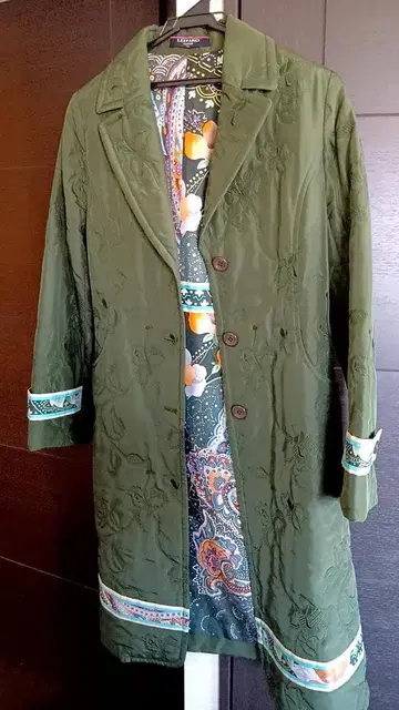 올리브 그린 꽃무늬 자수 롱 코트