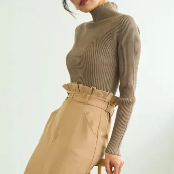 엠마 테일러 리브 터틀넥 스웨터