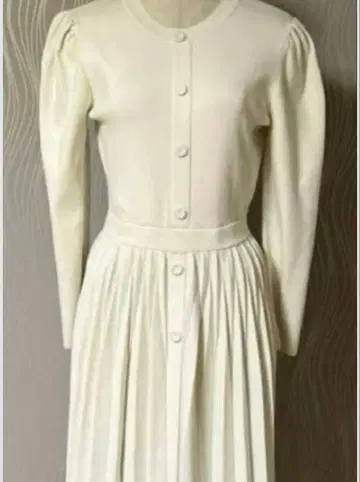 아이보리 니트 원피스 긴팔 버튼 포함