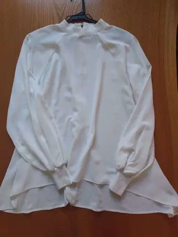 화이트 풀오버 블라우스