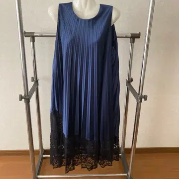 네이비 플리츠 드레스 레이스 포함