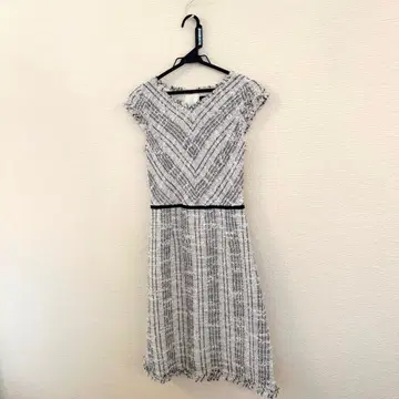 TOCCA 슬리브리스 무릎 기장 원피스