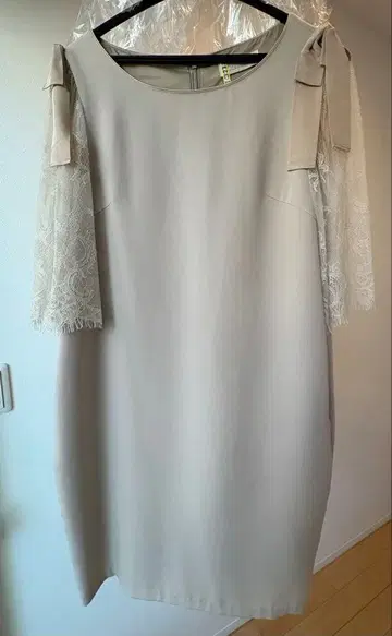 La Totalite 턱 리본 소매 레이스 원피스 사이즈 38