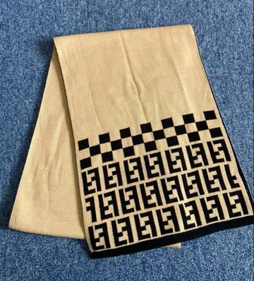 체크 무늬 머플러 베이지와 블랙