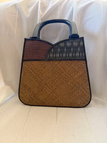 스타일리시한 이종 소재 핸드백