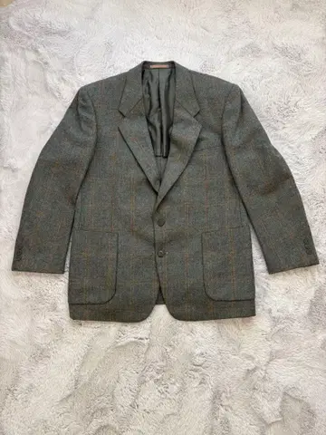 그레이 계열 체크 무늬 테일러드 자켓