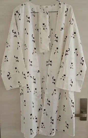 젤라또피케 고양이 패턴 가운