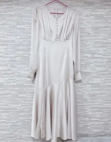 크림색 긴팔 플레어 원피스