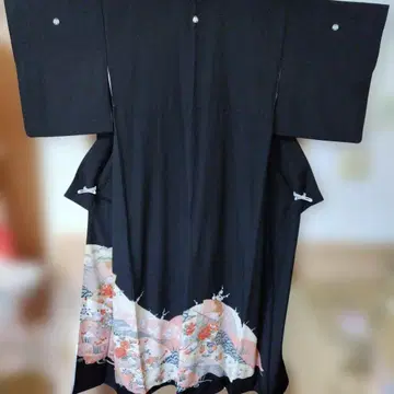 순수 실크의 이중 옷감으로 지어진 5개의 문양이 있는 전통 예복 기모노