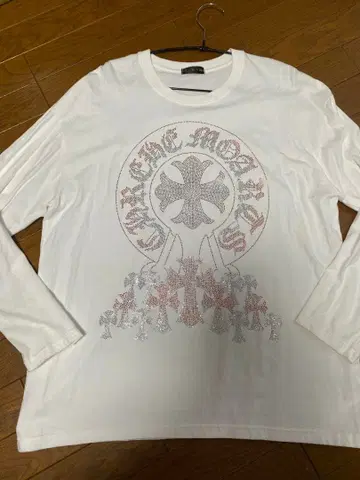 크로스 디자인 반짝이 스터드 롱T 화이트