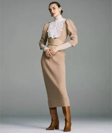 레이스 카라 부착 베이지 니트 원피스